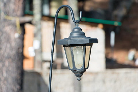 latarnia, oświetlenie, Bhutan, sprzęt oświetleniowy, skupić się na pierwszym planie, lampa elektryczna, wiszące, dzień, żadnych ludzi, zbliżenie, ulica, metal, żarówka, światła, architektura, światło gazowe, na dworze, zbudowana struktura, Elektryczność, światło, technologia, 5K, CC0, domena publiczna, darmowe zdjęcia