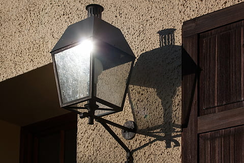 Zuhause, Eingang, Laterne, Lampe, Beleuchtung, Hauseingang, Schatten, Reflex, Sonne, elektrische Lampe, Strassenlicht, Lichtanlage, die Architektur, Sonnenlicht, keine Leute, gebaute Struktur, Wandbau - Funktion, hängend, beleuchtet, Natur, Flachwinkelansicht, Gebäudehülle, Holz - Material, Gebäude, draußen, Licht, elektrisches Licht, Haus, Leuchte, Decke, 4K, CC0, gemeinfrei, lizenzfrei