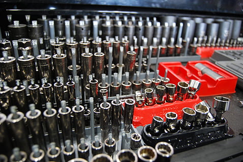 fotografering, sølv socket, skruenøgle, kit, værktøjskasse, fatning, reparation, værktøj, automotive, vedligeholdelse, krom, mekanisk, mekaniker, udstyr, auto, bil, værksted, teknologi, indendørs, tæt på, ingen mennesker, maskineri, selektiv fokusering, skrivemaskine, metal, meddelelse, høj vinkel visning, forbindelse, maskindel, nummer, tekst, industri, rød, stor gruppe af objekter, brev, elektrisk udstyr, 4K, CC0, offentligt domæne, royaltyfrie