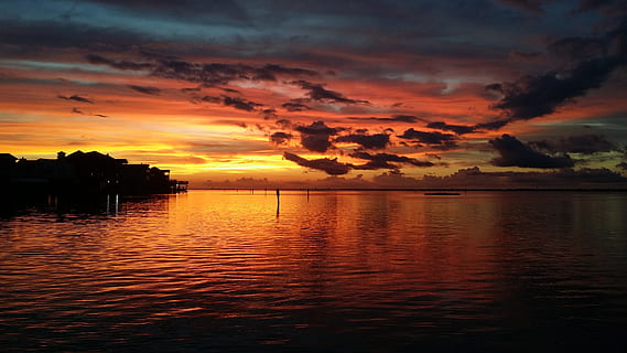 rojo, puesta de sol, nubes, cielo, nube - cielo, agua, belleza en la naturaleza, paisajes - naturaleza, color naranja, escena tranquila, tranquilidad, reflexión, idílico, frente al mar, mar, naturaleza, silueta, cielo dramático, nadie, árbol, al aire libre, horizonte sobre el agua, 2K, CC0, dominio público, libre de derechos