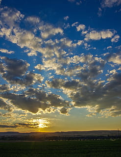posta de sol, dia, solar, núvols, blanc, lloc, groc, llum, naturalesa, silueta, pau, cel, núvol - cel, bellesa a la natura, escenics - natura, medi ambient, paisatge, escena tranquil·la, tranquil·litat, cap gent, camp, color taronja, terra, idíl·lic, a l'aire lliure, escena no urbana, horitzó sobre la terra, llum solar, horitzó, 4K, CC0, domini públic, lliure de regalies