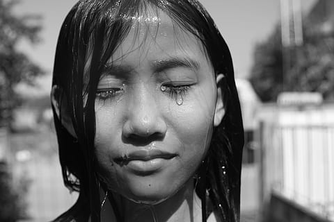 foto em tons de cinza, mulher, emoção, expressão, vida, face, menina, nós somos, chorando, quente, verão, olhos fechados, Tiros na Cabeça, retrato, fechar-se, uma pessoa, focar em primeiro plano, pessoas reais, adulto jovem, vista frontal, estilos de vida, mulheres, olhando para a câmera, dia, fêmeas, atividade de lazer, parte do corpo, tristeza, mulheres jovens, garotas, rosto humano, contemplação, lágrima, depressão - tristeza, Penteado, adolescente, 4K, CC0, domínio público, royalty free