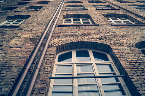 Bodenschuss, grau, Beton, Gebäude, Wand, Fenster, Fassade, die Architektur, altes Fenster, Zuhause, alt, Hintergrund, Rollladen, Steinwand, Balkon, Verschluss, Reflexion, Regalwand, Bretter, Rebe, Quadrat, Privatsphäre, rot, Ziegel, Jalousie, Mittelalter, Fachwerk, Malta, Grafik, Abstieg, 3d, Textur, Naturstein, Bar, Glas, steigen, braun, Gebäudehülle, gebaute Struktur, keine Leute, Flachwinkelansicht, Stadt, draußen, Tag, Wohnung, Backstein, Wohngegend, Ziegelwand, Bogen, Muster, Vollbild, Hintergründe, Wandbau - Funktion, Haus, 1080P, CC0, gemeinfrei, lizenzfrei