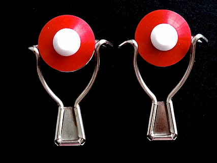 bottiglia, chiusura, completare, chiusura della bottiglia, tappatura, cromo, argento, metallo, conclusione, acciaio inossidabile, brillante, piegato, agile, rosso, bianca, sfondo nero, conflitto, concorrenza, girato in studio, nessuno, solidarieta, in casa, natura morta, avvicinamento, due oggetti, vetro - materiale, trasparente, colore nero, Colore bianco, tre oggetti, tavolo, creatività, utensile da cucina, cibo e bevande, ritagliare, buio, contenitore, 2K, CC0, dominio pubblico, privo di copyright