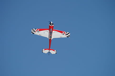 avions, volar, model, bandera, blau, vermell, volant, cel, avió, vehicle aeri, cel clar, espectacle aeri, transport, manera de transport, en moviment, naturalesa, assolellat, moviment, avió de combat, vista d’angle baix, cap gent, dia, habilitat, militar, treball en equip, a l'aire lliure, acrobàcies aèries, indústria aeroespacial, pista de vapor, 4K, CC0, domini públic, lliure de regalies