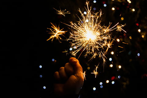 persona, celebració, sparkler, fons, boke lights, brillantor, Nadal, focs artificials - objecte fet per l'home, foc - fenomen natural, nit, exhibició de focs artificials, festa, explosió, espurnes, brillant, il·luminat, mà humana, mà, focs artificials, part del cos humà, cultura i entreteniment artístic, una persona, moviment, esdeveniment, cremant, primer pla, part del cos, dit, cap d'any, 5K, CC0, domini públic, lliure de regalies