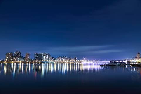 Landschaftsfotografie, Stadt Stadt, Karosserie, Wasser, Stadtbild, Reflexion, Horizont, Licht, Stadt, Abend, städtisch, Panorama, Ufergegend, Nachtzeit, friedlich, Stadtlicht, Nacht-, Himmel, Turm, Gebäudehülle, die Architektur, gebaute Struktur, beleuchtet, Gebäude, Natur, Bürogebäude außen, städtische Skyline, Reiseziele, Wolkenkratzer, Stadt leben, keine Leute, draußen, modern, Nachtleben, 5K, CC0, gemeinfrei, lizenzfrei