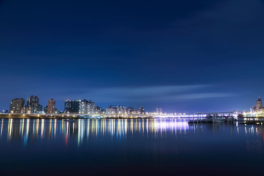 Landschaftsfotografie, Stadt Stadt, Karosserie, Wasser, Stadtbild, Reflexion, Horizont, Licht, Stadt, Abend, städtisch, Panorama, Ufergegend, Nachtzeit, friedlich, Stadtlicht, Nacht-, Himmel, Turm, Gebäudehülle, die Architektur, gebaute Struktur, beleuchtet, Gebäude, Natur, Bürogebäude außen, städtische Skyline, Reiseziele, Wolkenkratzer, Stadt leben, keine Leute, draußen, modern, Nachtleben, 5K