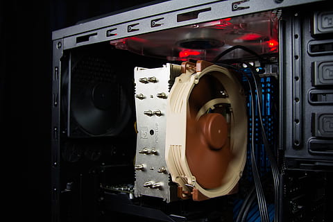 photo en gros plan, noir, tour d'ordinateur, tourné, pc, ordinateur, refroidisseur de cpu, partie informatique, ventilateur, ventilateur de CPU, ordinateur de bureau, overclocker, tour pc, réparer, Industrie électronique, personne, La technologie, fermer, à l'intérieur, industrie, équipement, machinerie, forme, culture artistique et divertissement, équipement électrique, cercle, contrôle, équipement audio, transport, orateur, mise au point sélective, la musique, Forme géométrique, stéréo, source de courant, 4K, CC0, domaine public, libre de droits