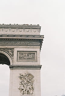 edifici de formigó gris, gris, concret, edifici, arquitectura, lloc famós, monument, europa, arc, parís, França, França, arc de triomphe, estructura construïda, arc de triomf, història, vista d’angle baix, destinacions de viatge, talla - producte artesanal, cel, el passat, exterior de l'edifici, cap gent, escultura, art i artesania, cel clar, naturalesa, representació humana, representació, dia, turisme, estàtua, columna arquitectònica, ornamentat, talla, 2K, CC0, domini públic, lliure de regalies