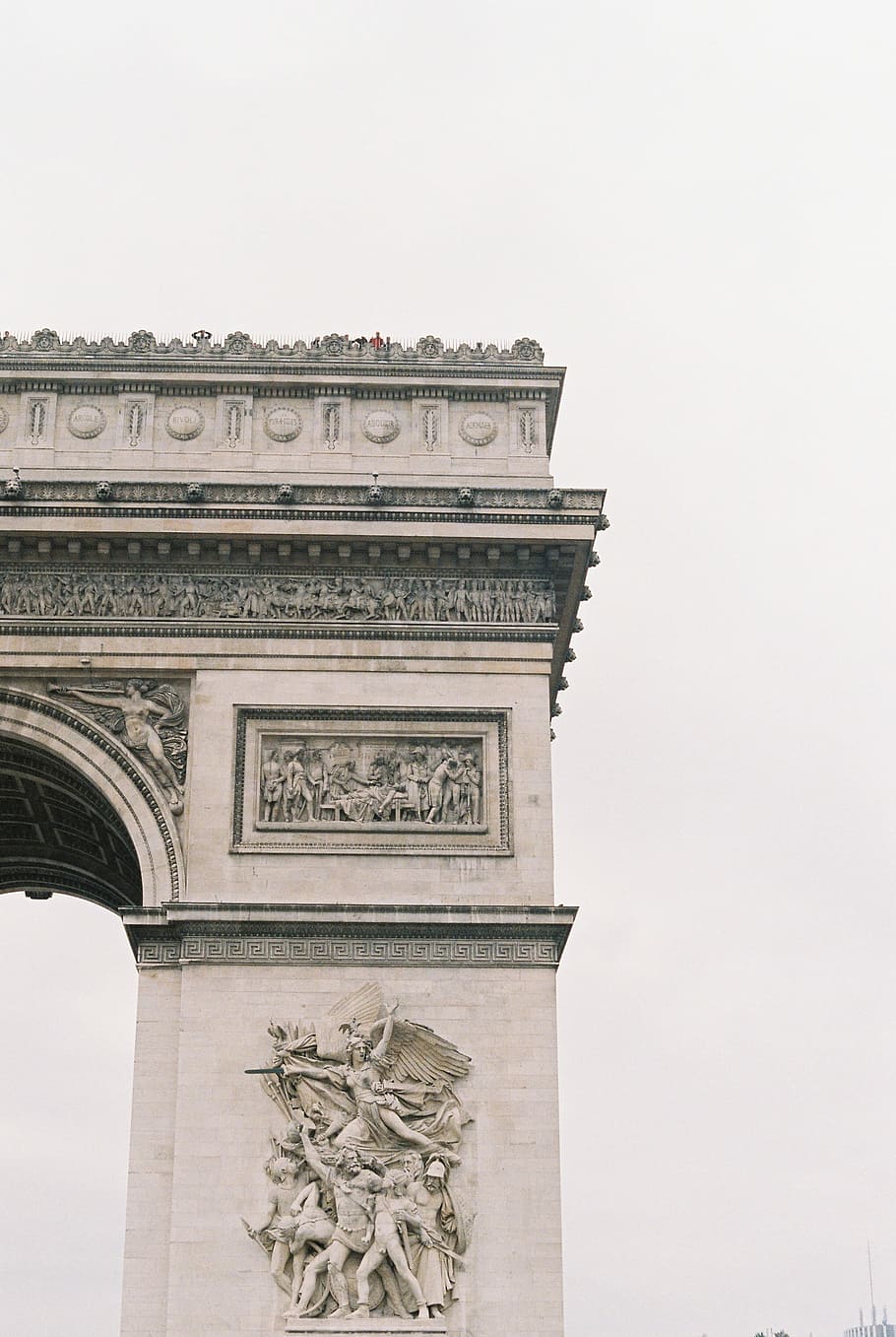 grå betongbygning, grå, betong, bygning, arkitektur, berømt sted, monument, Europa, bue, Paris, Frankrike, Frankrike, bue de triomphe, bygget struktur, triumfbuen, historie, lav vinkel visning, reisemål, carving håndverk produkt, himmel, fortiden, bygge eksteriør, ingen folk, skulptur, kunst og Håndverk, klar himmel, natur, menneskelig representasjon, representasjon, dag, turisme, statue, arkitektonisk kolonne, utsmykkede, utskjæring, 2K