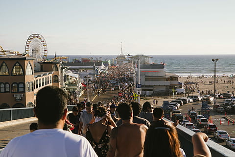 pessoas, caminhando, em direção a, de praia, dia, destinos de viagem, ao ar livre, mulheres, lugar famoso, turista, Férias, locais de viagem, mar, Europa, grande grupo de pessoas, militares, lei, política, grupo de pessoas, arquitetura, céu, pessoas reais, multidão, passeio de parque de diversões, visão traseira, Parque de diversões, estrutura construída, natureza, agua, roda gigante, atividade de lazer, homens, cidade, estilos de vida, turismo, 5K, CC0, domínio público, royalty free