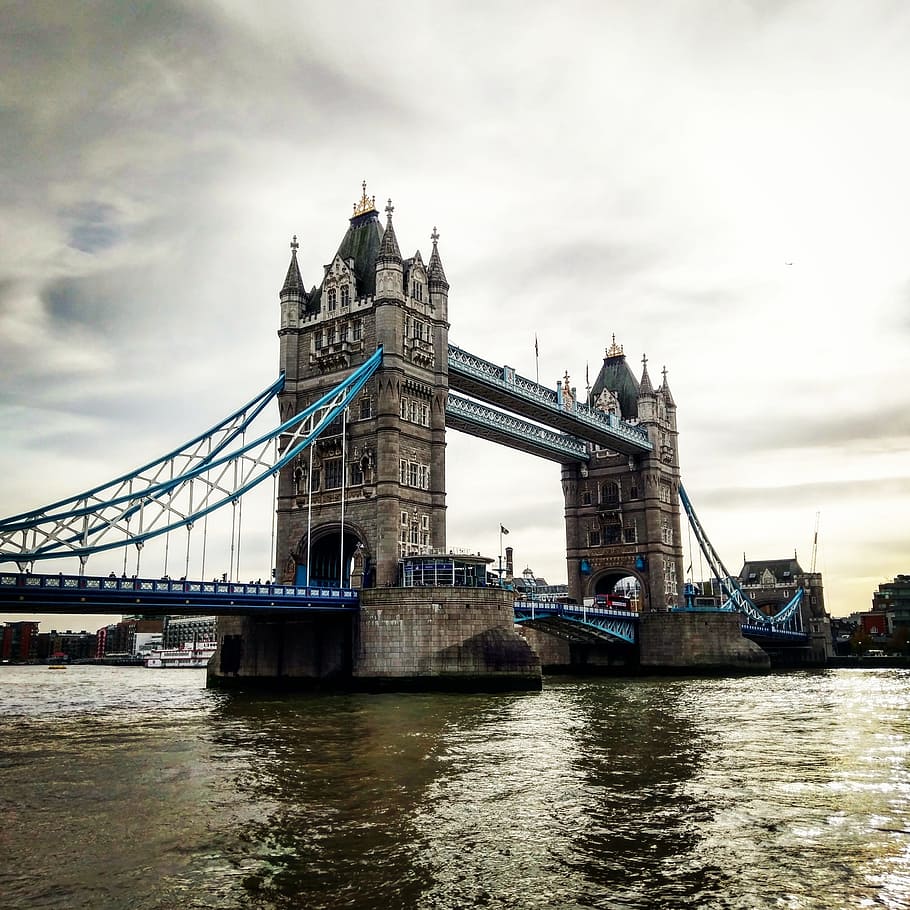 Tower Bridge, Londra, ponte, fiume, architettura, acque, Londra, monumento, acqua, mezzi di trasporto, cielo, ponte - struttura fatta dall'uomo, struttura costruita, nuvola - cielo, lungomare, destinazioni di viaggio, connessione, città, turismo, esterno dell'edificio, natura, viaggio, nessuno, all'aperto, 2K