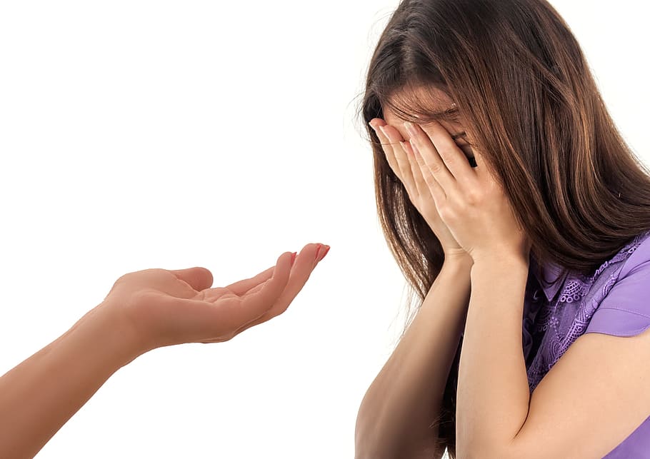 dona, cobertes, cara, blanc, fons, ajuda, mà, oferta, desesperació, depressió, caritat, confiança, burnout, teràpia, amics, de la mà, ànim, suport, cura, dones, mà humana, fons blanc, emoció, part del cos humà, adult, tallar, part del cos, una persona, estrès emocional, femelles, adult jove, tir de l'estudi, tristesa, emoció negativa, dones joves, a l'interior, gesticulant, depressió - tristesa, frustració, rostre humà, dificultats de relació, adolescent, extremitat humana, contemplació, dona guapa, 2K