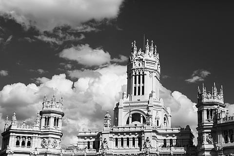fotografie ve stupních šedi, beton, katedrála, ve stupních šedi, fotografování, mezník, budova, architektura, hodiny, nebe, mraky, stavba, exteriér budovy, mrak - nebe, destinace, nízký úhel pohledu, den, nikdo, venku, víra, náboženství, místo uctívání, duchovno, Příroda, cestovní ruch, cestovat, věž, Dějiny, vyšperkovaný, 5K, CC0, veřejná doména, bez autorských práv