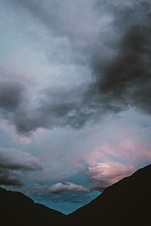silhuetfotografi, bjerge, nimbus skyer, bakke, grå, skyer, natur, aften, himmel, Sky, overskyet himmel, stormfulde sky, udforske, landskab, nat tid, nattesyn, sky - himmel, skønhed i naturen, scenics - natur, rolig scene, bjerg, ro, silhuet, ingen mennesker, ikke-urbane scene, solnedgang, storm, overskyet, storm sky, dramatisk himmel, bjergkæde, miljø, idyllisk, udendørs, ildevarslende, 5K, CC0, offentligt domæne, royaltyfrie