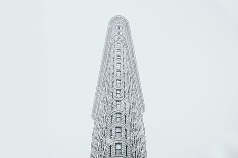verme, foto vista occhio, edificio di ferro da stiro, fotografia in scala di grigi, costruzione, architettura, Torre, grattacielo, bianca, Inquadratura dal basso, struttura costruita, cielo, nessuno, copia spazio, destinazioni di viaggio, alto - alto, giorno, esterno dell'edificio, cielo sereno, città, viaggio, natura, all'aperto, storia, il passato, monumento, 5K, CC0, dominio pubblico, privo di copyright