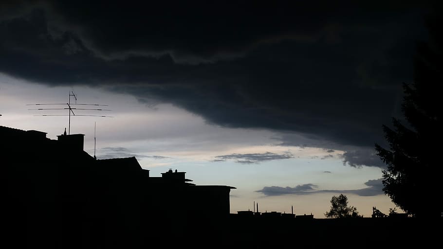 temporale, nuvole, cupo, minaccioso, silhouette, nuvola - cielo, cielo, nessuno, esterno dell'edificio, all'aperto, architettura, struttura costruita, costruzione, comunicazione, natura, Inquadratura dal basso, antenna - aerea, albero, tecnologia, Casa, pianta, quartiere residenziale, antenna televisiva, apparecchiature di telecomunicazione, 5K