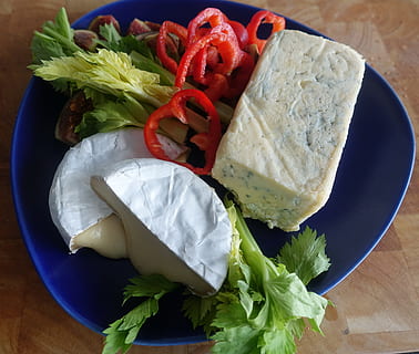 keju, Brie, danablue, makan, rasa, makanan, kenyamanan, pencuci mulut, minuman, melayani, buah ara, spesialisasi, seledri, makanan dan minuman, makan sehat, kesegaran, sayur-mayur, kesejahteraan, dalam ruangan, masih hidup, piring, meja, siap untuk dimakan, tampilan sudut tinggi, tidak ada orang, tomat, buah, ukuran porsi, roti, merapatkan, salad, mengiris, herba, 4K, CC0, domain publik, bebas royalti