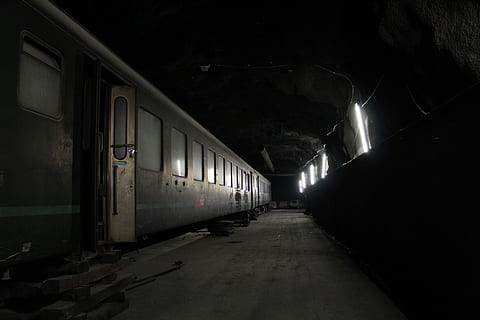 fotografia, estació de tren, túnel, tren, vell, trencat, llum, ferrocarril, transport, trànsit ferroviari, túnel ferroviari, lichtspiel, porta de tren, perspectiva, fosc, negre, il·luminació fluorescent, abandonat, fantasmal, brut, horror, cap gent, arquitectura, nit, il·luminat, tren - vehicle, tren de metro, transport públic, manera de transport, transport per ferrocarril, direcció, el camí a seguir, equips d’il·luminació, a l'interior, naturalesa, estructura construïda, viatjar, sostre, 5K, CC0, domini públic, lliure de regalies