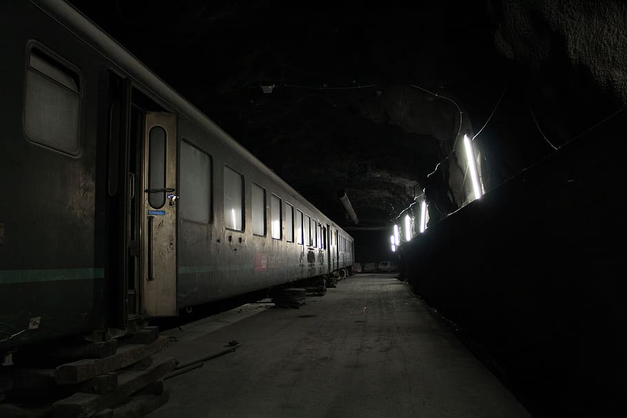 fotografia, estació de tren, túnel, tren, vell, trencat, llum, ferrocarril, transport, trànsit ferroviari, túnel ferroviari, lichtspiel, porta de tren, perspectiva, fosc, negre, il·luminació fluorescent, abandonat, fantasmal, brut, horror, cap gent, arquitectura, nit, il·luminat, tren - vehicle, tren de metro, transport públic, manera de transport, transport per ferrocarril, direcció, el camí a seguir, equips d’il·luminació, a l'interior, naturalesa, estructura construïda, viatjar, sostre, 5K