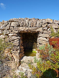 cisterna, acqua, pietra, rustico, priorat, storia, vecchia rovina, architettura, posto famoso, vecchio, culture, antico, solido, roccia, cielo, natura, roccia - oggetto, giorno, struttura costruita, formazione rocciosa, nessuno, luce del sole, cielo sereno, destinazioni di viaggio, arco, geografia fisica, muro di pietra, viaggio, il passato, all'aperto, antica civiltà, eroso, archeologia, 4K, CC0, dominio pubblico, privo di copyright