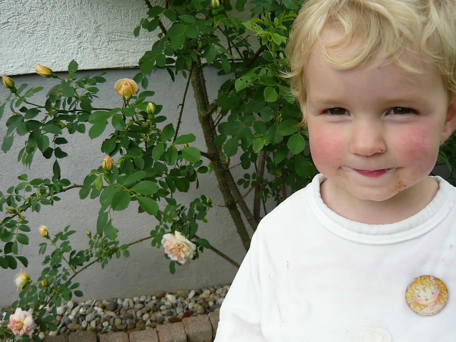 bambino, biondo, viso, capo, sorriso, sorridere, gioia, spalmato, infanzia, solo bambini, capelli biondi, una persona, ritratto, persone reali, stili di vita, cibo, cibo e bevande, abbigliamento casual, giorno, attività di svago, ragazze, freschezza, vista frontale, pianta, donne, frutta, mangiare sano, innocenza, all'aperto, 2K