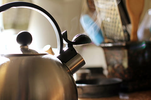 cucina, infusione, fuoco, attrezzature domestiche, avvicinamento, cibo e bevande, utensile da cucina, in casa, caffettiera, metallo, bere, apparecchio, preparazione, cucina domestica, stanza domestica, rinfresco, nessuno, messa a fuoco selettiva, bollitore, in stile retrò, concentrarsi sulle conoscenze acquisite, acciaio, caffetteria, cromo, 5K, CC0, dominio pubblico, privo di copyright