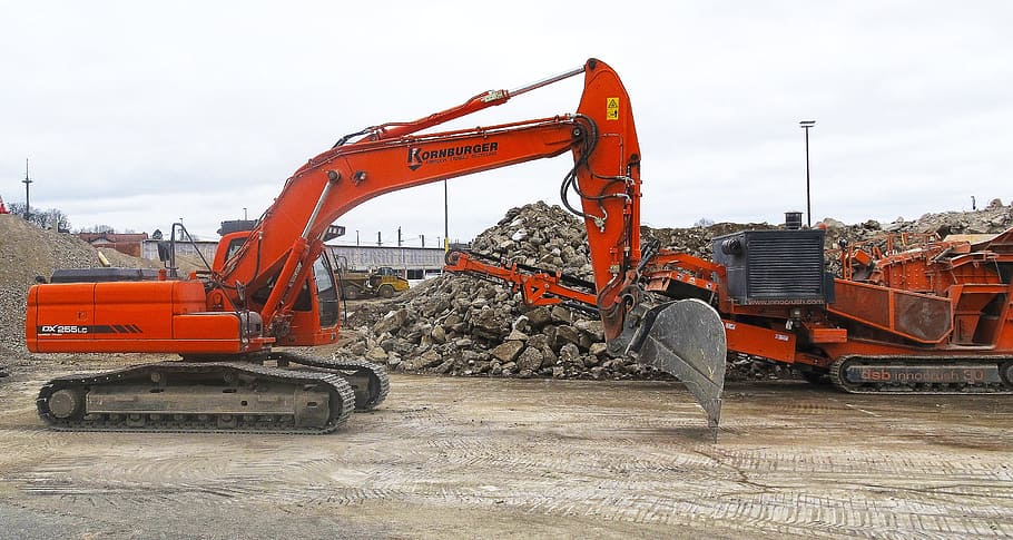 excavadores, ordenar arpes, demolició, xoc, trituradora, construcció de runes, empresa de demolició, màquines de demolició, indústria, maquinària, industria de la construcció, lloc de construcció, transport, maquinària de construcció, motor de terra, ocupació, manera de transport, treball, desenvolupament, grua - maquinària de construcció, color taronja, arquitectura, excavació, estructura construïda, excavadora, una persona, vehicle terrestre, cel, equips de construcció, a l'aire lliure, acer, equipament industrial, 2K
