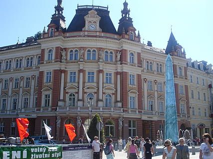 architettura, obelisco, fonte, orologio, sculture, esterno dell'edificio, struttura costruita, folla, gruppo di persone, costruzione, cielo, città, grande gruppo di persone, persone reali, destinazioni di viaggio, donne, natura, viaggio, finestra, uomini, facciata, giorno, adulto, turismo, 2K, CC0, dominio pubblico, privo di copyright