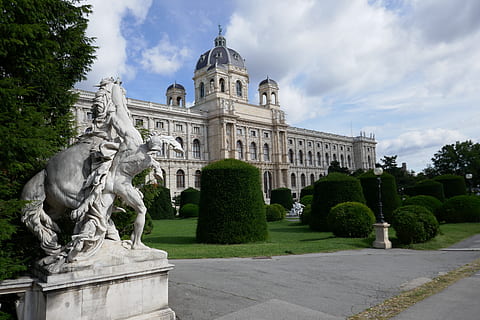 statua, castello, vienna, Museo, architettura, costruzione, turismo, monumento, cultura, storia, viaggio, scultura, arte e artigianato, struttura costruita, cielo, esterno dell'edificio, rappresentazione, pianta, destinazioni di viaggio, rappresentazione umana, albero, nuvola - cielo, natura, giorno, il passato, giardino, somiglianza maschile, nessuno, all'aperto, governo, 5K, CC0, dominio pubblico, privo di copyright