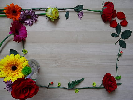Blumen, braun, Tafel, Rahmen, Rand, Blume, Hintergrund, Holz, Blumenrahmen, Blumenrand, Dekoration, Muster, Blumen-, Design, dekorativ, Rebe, Blatt, Stengel, Rose, Romantik, Blütenblätter, Pflanze, Einladung, blühende Pflanze, Frische, Tabelle, Verletzlichkeit, Zerbrechlichkeit, Blütenblatt, Schönheit in der Natur, drinnen, Stillleben, Blütenkopf, Anordnung, Natur, Blütenstand, keine Leute, High Angle View, Wahl, direkt darüber, rot, 5K, CC0, gemeinfrei, lizenzfrei