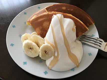 pancake, plàtan, berenar, placa, menjar i beguda, menjar, indulgència, forquilla, a l'interior, frescor, llest per menjar, utensili per menjar, taula, estri de cuina, menjar dolç, natura morta, mida de la porció, dolç, menjar poc saludable, primer pla, postres, vista d’angle alt, cap gent, temptació, 4K, CC0, domini públic, lliure de regalies