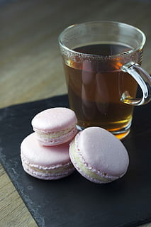 macaroane, lângă, cești de ceai, macarons, ceai, desert, Macaroon, ceașcă, mancare si bautura, băutură, mâncare dulce, alimente, nici o persoana, pahar de băut, masa, prospeţime, natură moartă, dulce, gata să mănânce, indulgenţă, gustare, în interior, mâncări nesănătoase, ispită, a închide, sticlă, să se concentreze asupra primelor elemente, 4K, CC0, domeniu public, fără drepturi de autor