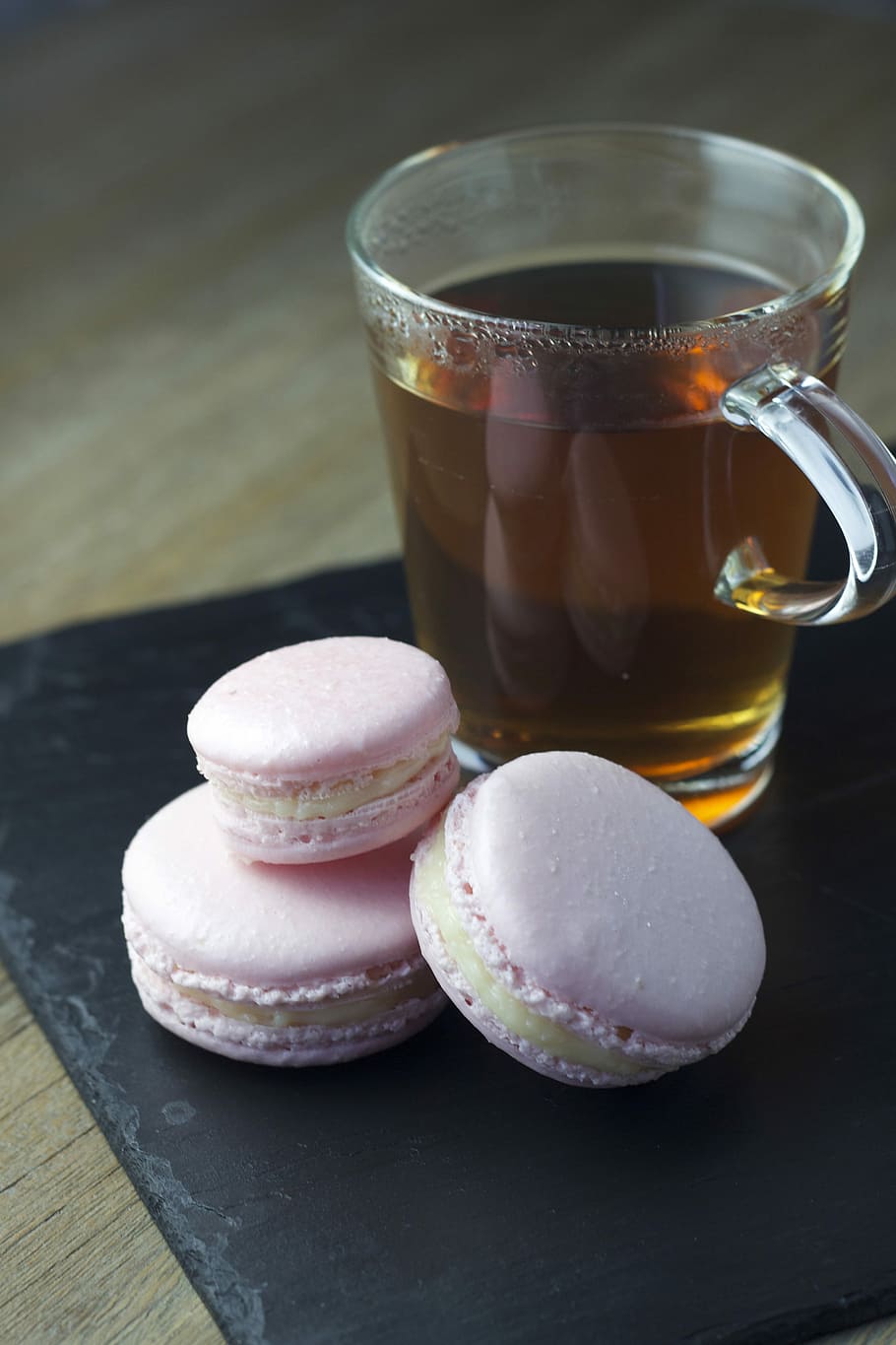 macarrons, al costat, tassa de te, macarons, te, postres, macarró, tassa, menjar i beguda, beure, menjar dolç, menjar, cap gent, copa, taula, frescor, natura morta, dolç, llest per menjar, indulgència, refresc, a l'interior, menjar poc saludable, temptació, primer pla, vidre, centrar-se en primer pla, berenar, 4K
