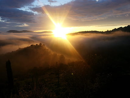 posta de sol, sol, cevennes, cel, bellesa a la natura, escenics - natura, escena tranquil·la, tranquil·litat, núvol - cel, raig de sol, llum solar, color taronja, idíl·lic, medi ambient, escena no urbana, cap gent, arbre, paisatge, flare de la lent, naturalesa, planta, a l'aire lliure, brillant, nebulós, streaming, 2K, CC0, domini públic, lliure de regalies