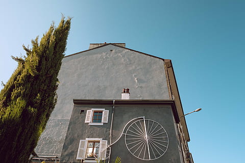 arhitectură, clădire, foc mic, perspectivă, ferestre, construită, cer, exteriorul clădirii, zi, natură, cer senin, vedere unghiulară joasă, fereastră, în aer liber, bărbați, plantă, lumina soarelui, albastru, copac, o persoana, lucru, 4K, CC0, domeniu public, fără drepturi de autor