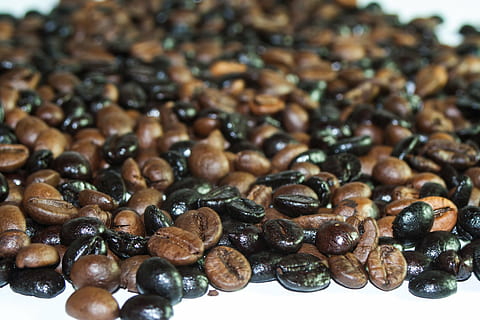 kaffe, bønne, cafe, kaffebønner, Brun, mad, aroma, spise, sort, ernæring, drikkevarer, ristning, tæt, makro, drage nytte af, lækker, velsmagende, mad og drikke, friskhed, stor gruppe af objekter, tæt på, stilleben, overflod, ingen mennesker, kaffe - drikke, indendørs, selektiv fokusering, ristet kaffebønne, fokus på forgrunden, sund kost, dag, høj vinkel visning, frugt, frø, snack, fristelse, 2K, CC0, offentligt domæne, royaltyfrie