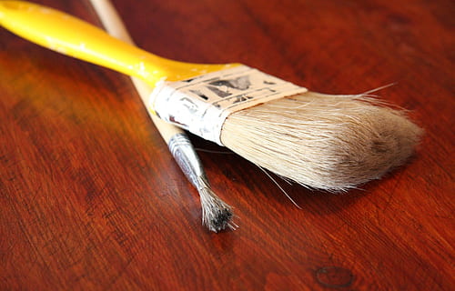 selektiv, fokus fotografie, zwei, Gelb, Pinsel, Bürste, Farbe, Oberfläche, gebraucht, hölzern, Griff, Tabelle, Holz - Material, Nahansicht, drinnen, Stillleben, keine Leute, High Angle View, Währung, Papiergeld, einzelnes Objekt, Fokus auf den Vordergrund, zwei Objekte, selektiver Fokus, Finanzen, Ausrüstung, Kunst und Handwerk, Reichtum, Metall, Holzmaserung, 1080P, CC0, gemeinfrei, lizenzfrei