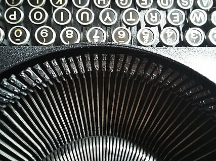 fermer, photo, machine à écrire, type, Police de caractère, l'écriture, auteur, livre, lis, écrire, antique, 1930, édition, vieux, ancien, branché, noir, gris, rétro, police de caractères, bloc, métal, timbre, symbole, impression, La technologie, modèle, style rétro, personne, à l'intérieur, arrière-plans, la communication, plein cadre, nombre, nature morte, vue grand angle, analogique, conception, répétition, lien, 2K, CC0, domaine public, libre de droits