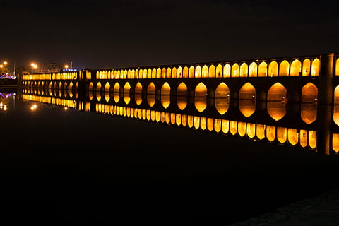 illuminato, camera, ore notturne, fotografia, ponte, architettura, costruzione, infrastruttura, vista, luci, notte, punto di riferimento, nessuno, all'aperto, avvicinamento, struttura costruita, acqua, ponte - struttura fatta dall'uomo, connessione, mezzi di trasporto, fiume, cielo, natura, di fila, attrezzatura per l'illuminazione, ringhiera, buio, copia spazio, destinazioni di viaggio, 4K, CC0, dominio pubblico, privo di copyright