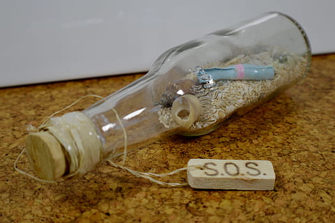 klar, glas, umulig, flaske, flaskepost, sos, baggrund, indendørs, beholder, ingen mennesker, tæt på, studio skud, kork - prop, tekst, meddelelse, vestlige script, sundhedspleje og medicin, glas - materiale, velvære, krukke, lys pære, mad, spilde, sund livsstil, mad og drikke, kreativitet, besked, 4K, CC0, offentligt domæne, royaltyfrie