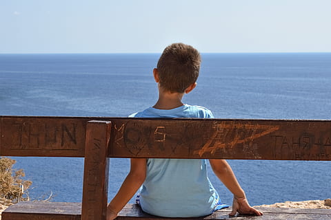 niño, meditando, musa, mar, azul infinito, banco, agua, vista trasera, una persona, horizonte, horizonte sobre el agua, cielo, actividad de ocio, hombres, muchachos, ropa casual, machos, paisajes - naturaleza, naturaleza, gente real, infancia, estilos de vida, día, mirando a la vista, al aire libre, 5K, CC0, dominio público, libre de derechos