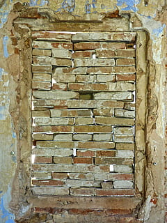 okno, opuszczony, ruina, cegły, zabite deskami, zbudowana struktura, architektura, żadnych ludzi, drewno - materiał, przemysł, zbliżenie, wewnątrz, na zewnątrz budynku, dzień, teksturowane, wzór, cegła, pełna ramka, funkcja budowy ścian, ceglana ściana, Ściana, wyblakły, tła, szorstki, stary, brązowy, upadek, pogorszenie, 4K, CC0, domena publiczna, darmowe zdjęcia