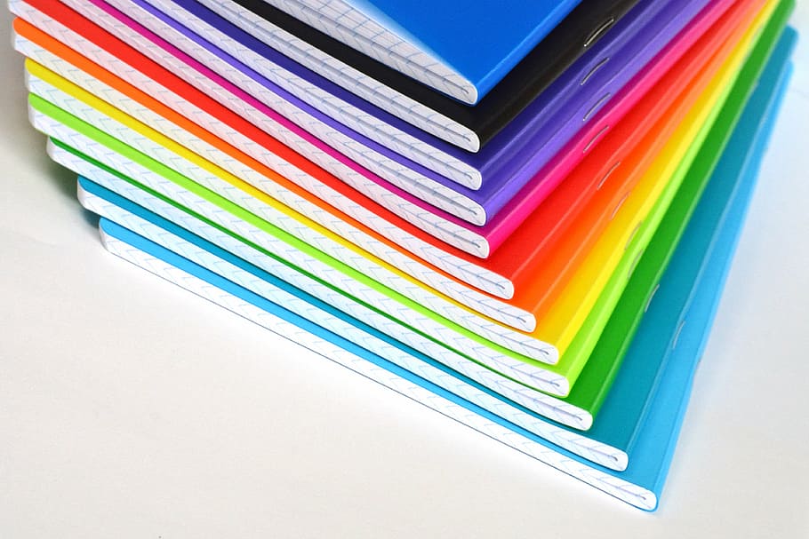 pila, llibre, blanc, superfície, quaderns, color, de colors, arc de Sant Martí, saturat, el color del, pantalla, multicolor, fons, creativitat, variació, elecció, art i artesania, cap gent, paper, gran grup d'objectes, vista d’angle alt, a l'interior, en fila, mostra de color, arranjament, patró, negocis, color vibrant, fons blanc, resum, coloració, 4K