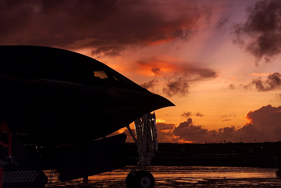 avió, avions, jet, posta de sol, cel, núvols, silueta, bonic, militar, pacífica, calor - temperatura, flama, núvol - cel, a l'aire lliure, color taronja, naturalesa, transport, manera de transport, aigua, cap gent, bellesa a la natura, arquitectura, cel dramàtic, escenics - natura, terra, vespre, vaixell nàutic, mar, 720P