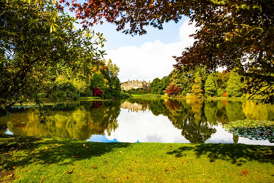 Landschaftsfoto, Karosserie, Wasser, umgeben, Bäume, See, Teich, Baum, Wald, Gebäude, Stattliches Heim, Herbst, fallen, Blätter, Reflexion, Himmel, Wolke, Pflanze, Ruhe, Schönheit in der Natur, ruhige Szene, Szenen - Natur, grüne Farbe, Natur, Wachstum, keine Leute, wolke - himmel, Tag, idyllisch, Nicht-städtische Szene, stehendes Wasser, draußen, Veränderung, Reflexionssee, 5K