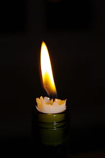 vela, llama, botella, luz de una vela, ardiente, fuego, calor - temperatura, fuego - fenómeno natural, brillante, iluminado, de cerca, adentro, nadie, oscuro, naturaleza, equipo de iluminación, copia espacio, foto de estudio, cera, cuarto doméstico, centrarse en primer plano, fondo negro, te ligero, luminosidad, 4K, CC0, dominio público, libre de derechos