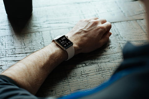 mand, iført, hvid, SmartWatch, person, æble, holde øje, teknologi, skærm, æbleur, tid, håndled, hånd, ur, tech, mans arm, apparat, arm, menneskelig kropsdel, menneskelig hånd, en person, indendørs, voksen, selektiv fokusering, herrer, armbåndsur, tæt på, meddelelse, bord, papir, dag, personlige perspektiv, pen, kropsdel, 4K, CC0, offentligt domæne, royaltyfrie