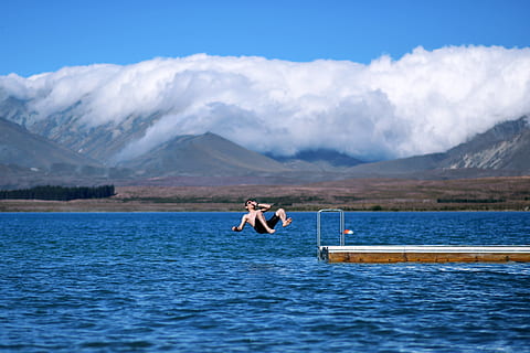 Mann springt, Karosserie, Wasser, halten, Nase, Mann springen, Gewässer, Gebirge, blauer Himmel, tagsüber, Wolke, Fluss, springen, schwimmen, Anlegesteg, See, draußen, eine Person, Menschen, Natur, Sport, Männer, Erwachsene, Berg, kaukasischer Abstammung, Blau, zwei Menschen, nur für Erwachsene, Freizeitbeschäftigung, Tag, Transport, Himmel, Szenen - Natur, Wasserfahrzeug, Schönheit in der Natur, Lebensstile, wolke - himmel, schneebedeckter Berg, 1080P, CC0, gemeinfrei, lizenzfrei
